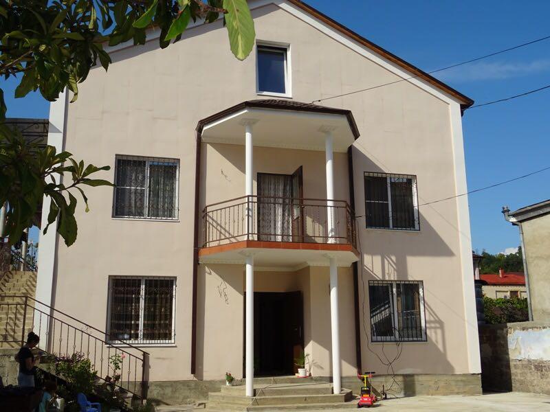 Guest House Nadia Soechoemi Buitenkant foto