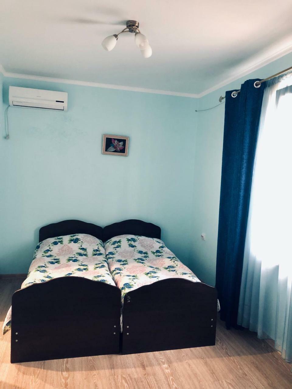 Guest House Nadia Soechoemi Buitenkant foto